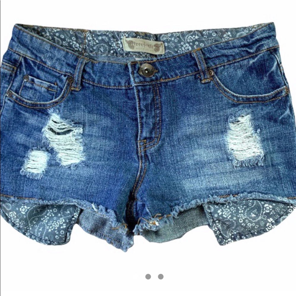 * SOLD ON DEPOP* Low rise jean shorts with pockets peaking out